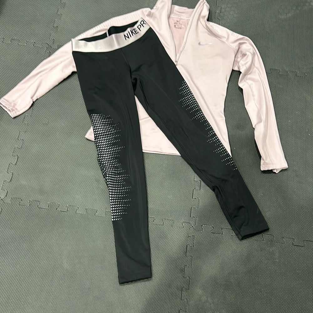 NIKE pullover and legging set, mauve and black size medium